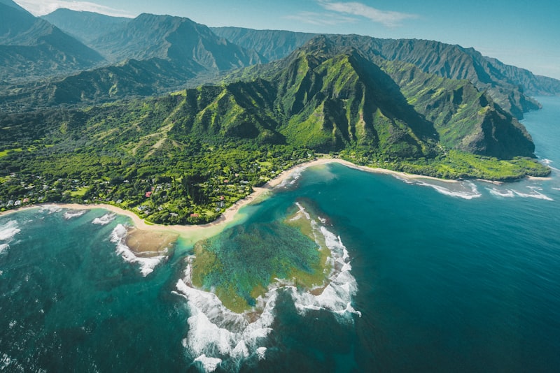 The beautiful North Shore coastline of Oahu with turquoise waves